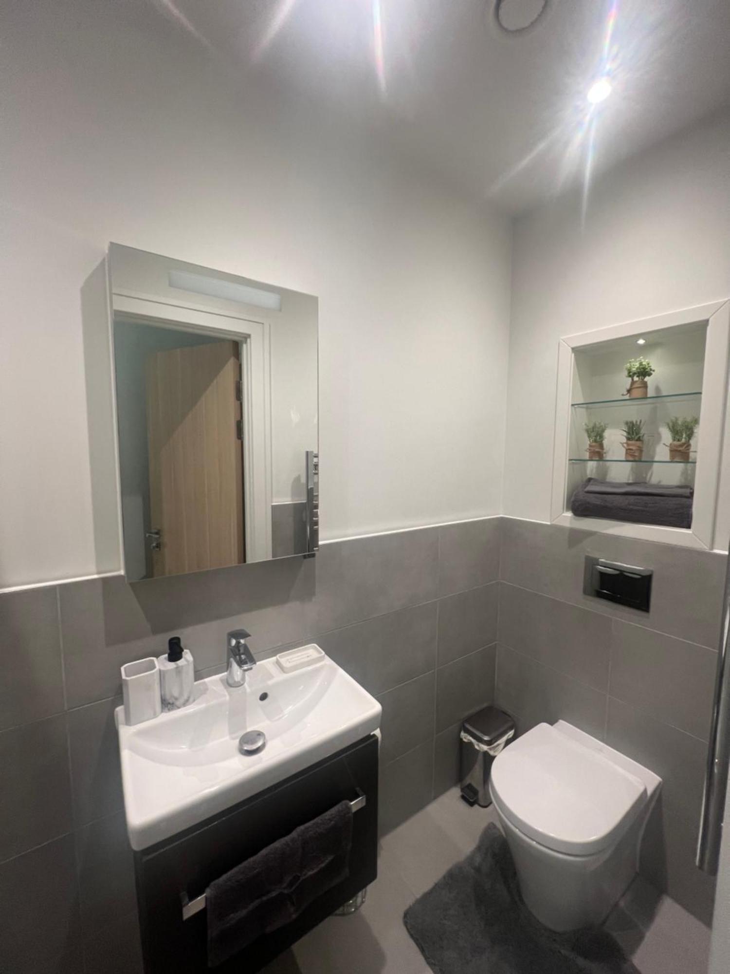 London Heathrow Airport Apartment Voyager House Terminal 12345 - Ev Electric And Parking Available Хилингдън Екстериор снимка
